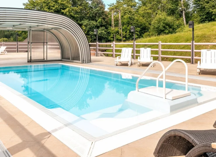 Latem jest dostępny zewnętrzny basen i leżaki na tarasie słonecznym