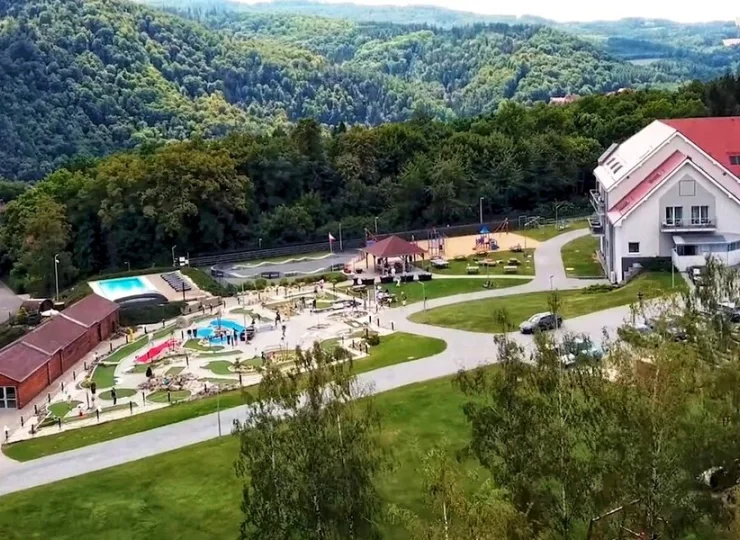 Hotel Bardo jest malowniczo położony, widać stąd góry