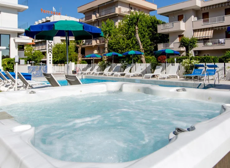 Przy basenie na gości czeka wanna jacuzzi