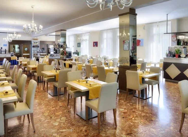 Hotel podaje gościom śniadania i obiadokolacje