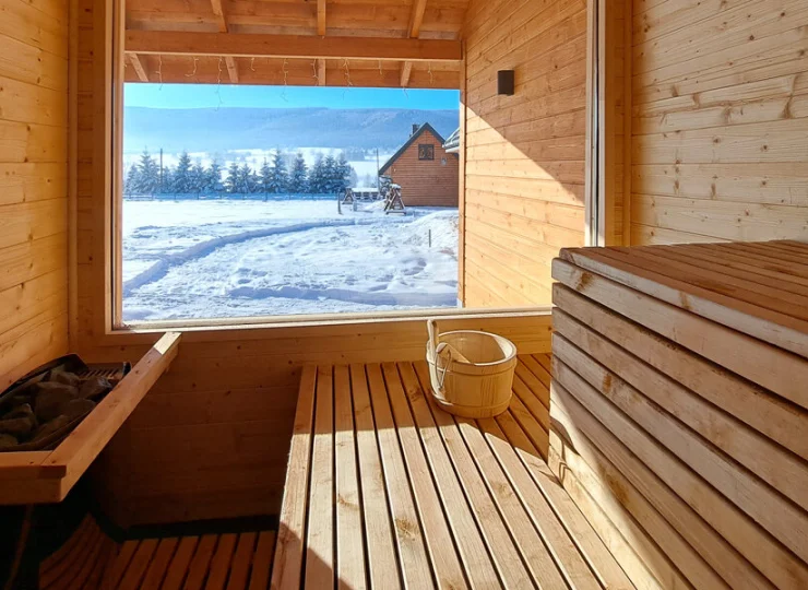 Jest tutaj sauna sucha z widokiem na góry