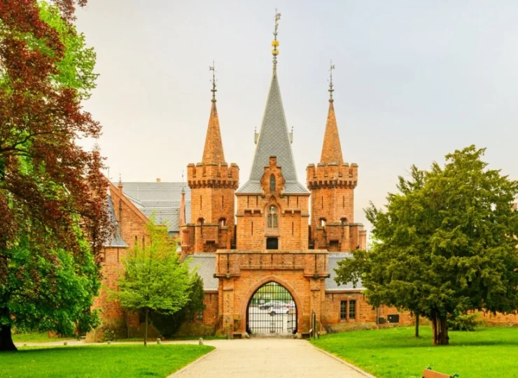 Zamek w Hradec jest często zwany "disneyowskim" ze względu na swoją bramę