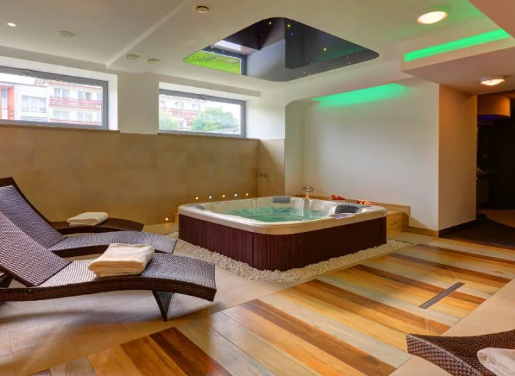 Hotel Skal udostępnia gościom strefę relaksu z jacuzzi i kompleksem saun