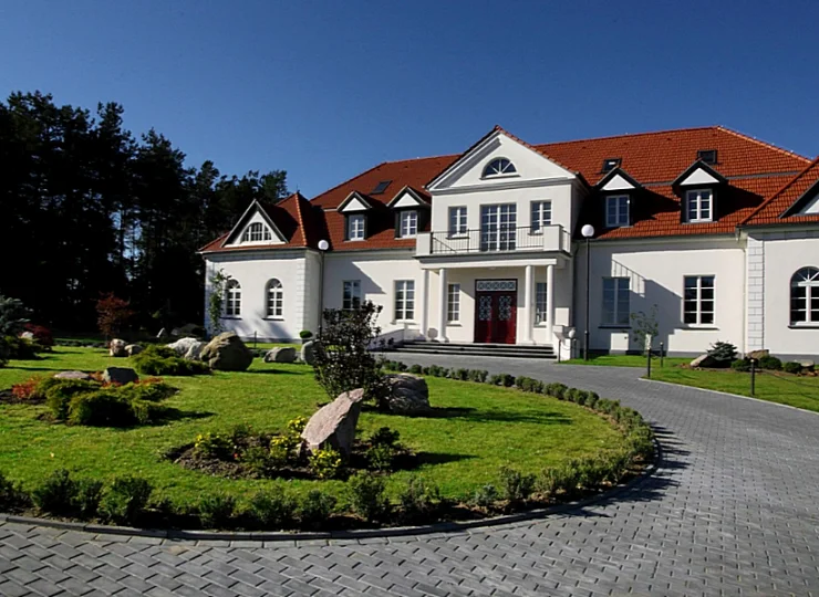 Pałac w Folwarku Ńemino mieści się blisko Kaszubskiego Parku Krajobrazowego