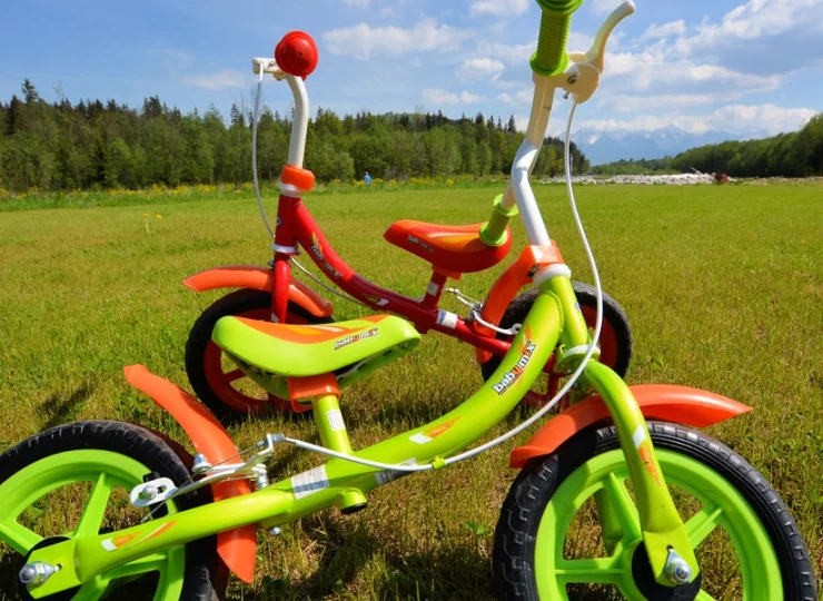 Dostępne są dziecięce akcesoria: rowerki, rakietki, piłki