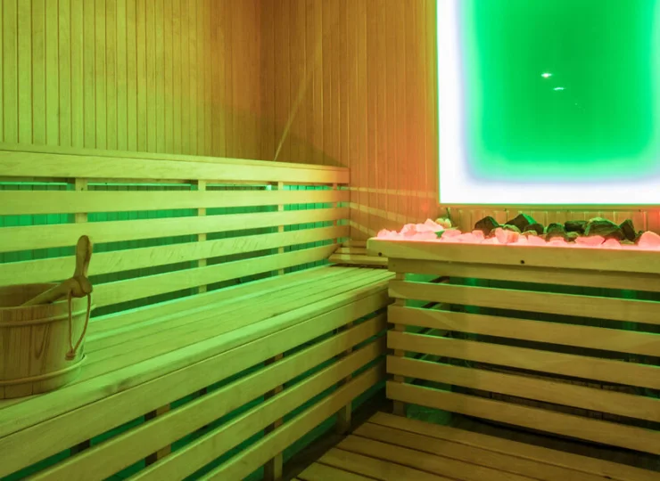 Starsi mogą się zrelaksować w odprężającej saunie