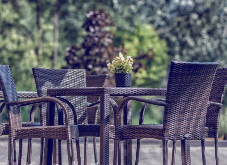 W słoneczne dni można delektować się posiłkami przy ogrodowych stolikach