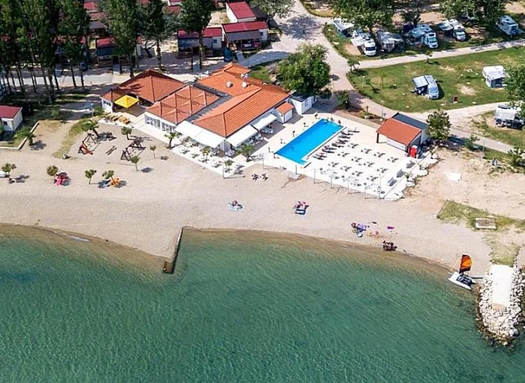 Tuż przy piaszczystej plaży