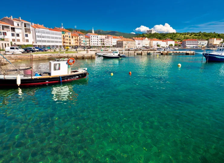 Miasteczko Senj jest urokliwie położone nad Adriatykiem w rejonie Kvarner