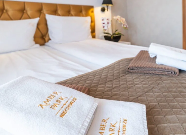 Hotel oferuje eleganckie pokoje i apartamenty