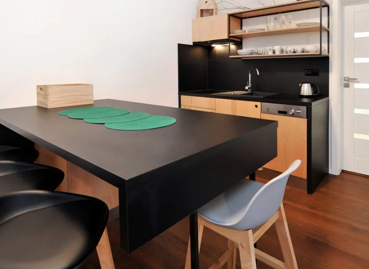 W każdym apartamencie znajduje się aneks kuchenny oraz wygodny stół z krzesłami