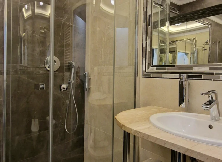 Łazienka jest wyposażona w kabinę prysznicową i bidet