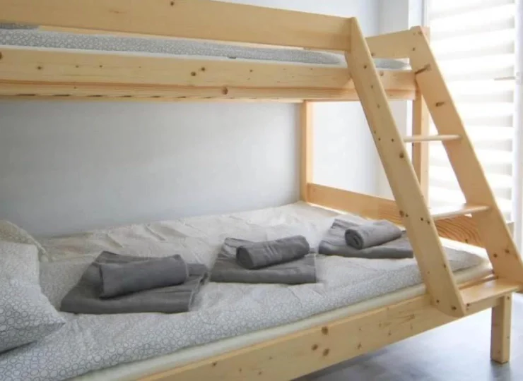 Łóżka piętrowe przeznaczone są dla 3 osób