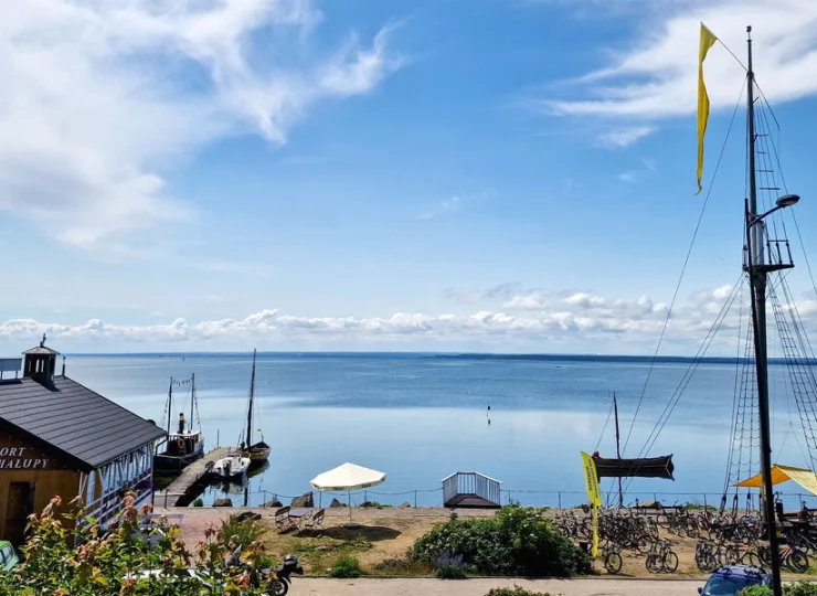 Naprzeciw hotelu znajduje się maleńki port w Chałupach