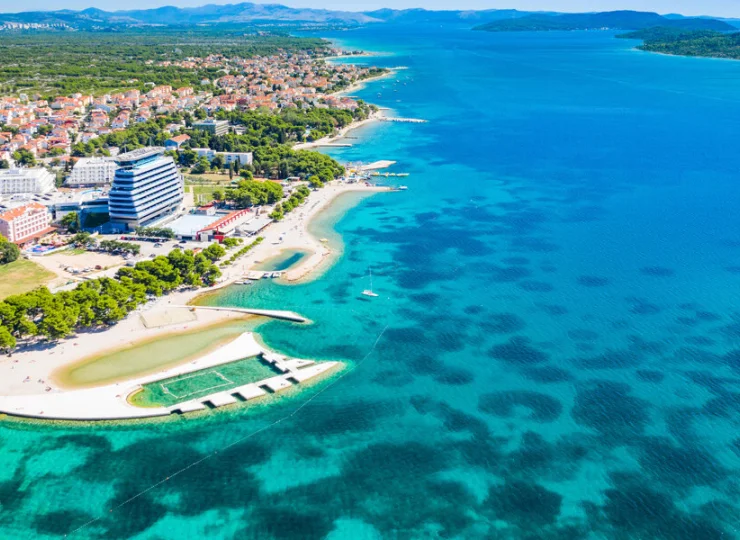 Hotel mieści się tuż przy pięknej plaży nad Adriatykiem