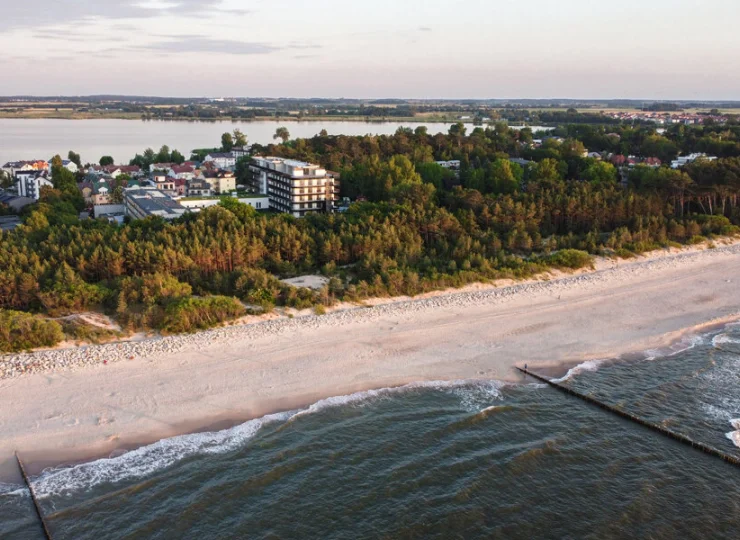 Znajduje się pomiędzy bałtycką plażą i brzegiem jeziora Jamno
