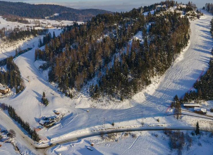 Zimą można się wybrać na narty do sąsiedniego ośrodka Czorsztyn Ski
