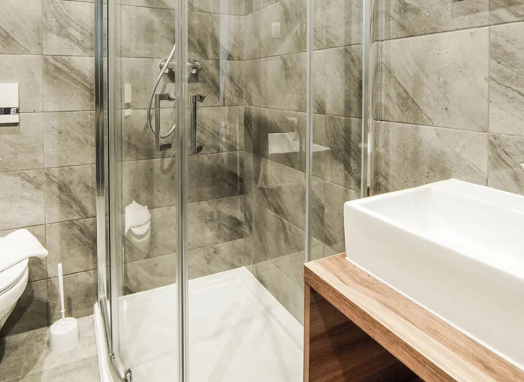 Każdy pokój dysponuje prywatną łazienką z kabiną prysznicową i ręcznikami