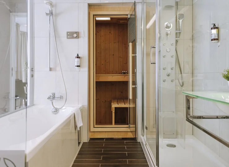 W łazience jest wanna, kabina prysznicowa i prywatna sauna