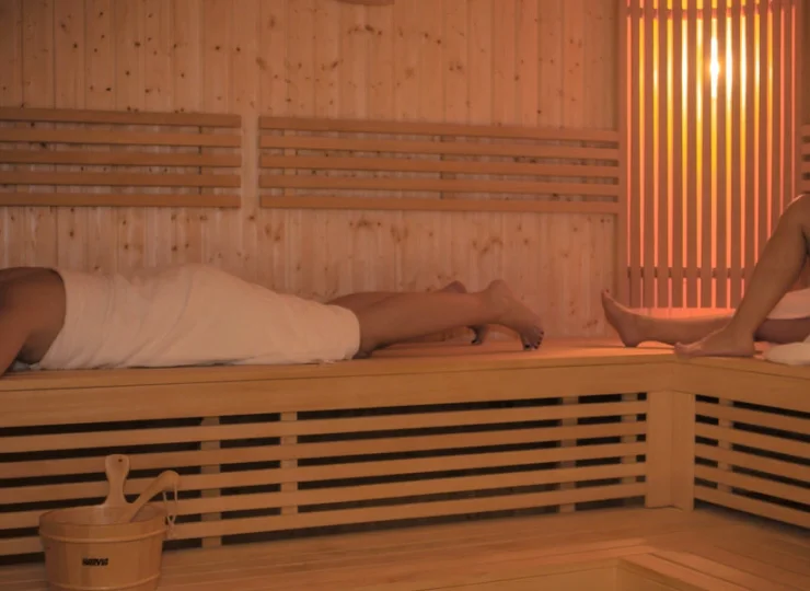 Strefa saun składa się z sauny suchej, parowej z aromaterapią i hammamu
