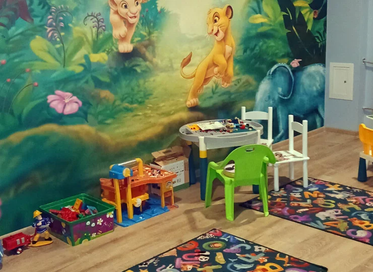 Są w niej różnorodne zabawki, gry planszowe i stoliczki dla maluchów