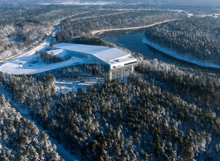 Snow Arena – całoroczny kryty stok narciarski, zajmujący powierzchnię 8 hektarów