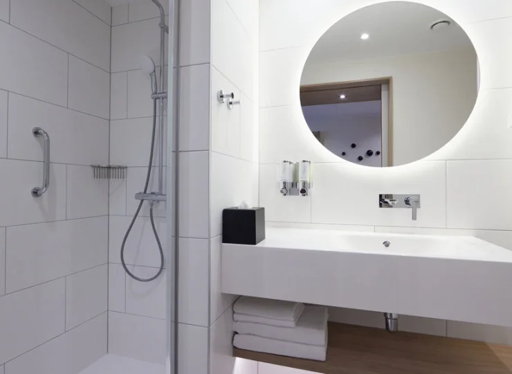 Łazienki z prysznicami posiadają podgrzewane podłogi