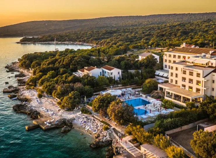 Hotel mieści się bezpośrednio nad brzegiem Adriatyku