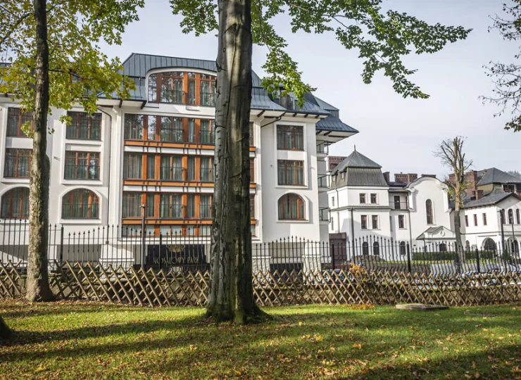 Hotel znajduje się na skraju zabytkowego parku w centrum Zakopanego