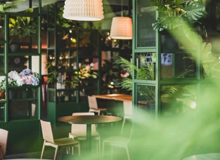 Stylowa hotelowa restauracja jest wypełniona zielenią