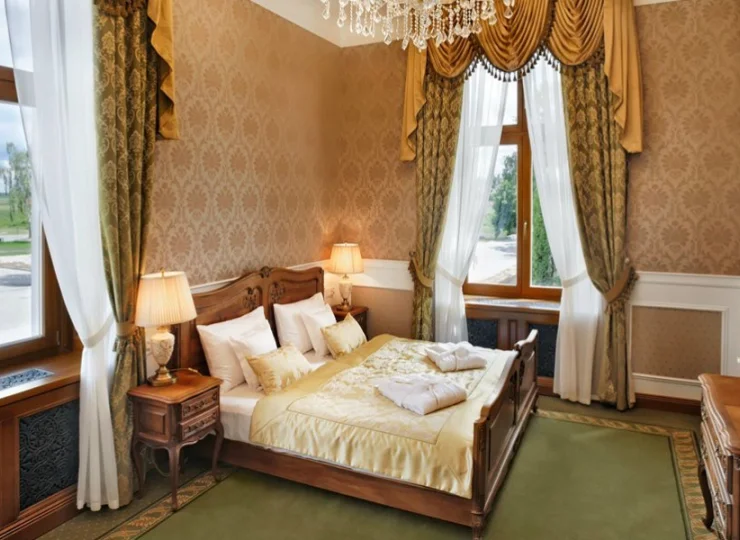 W Pałacu znajdują się pokoje urządzone w bogatym, szlacheckim stylu