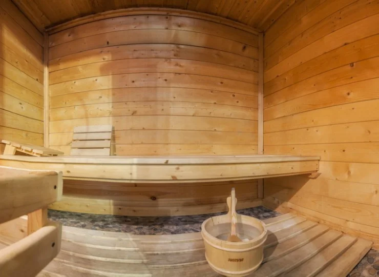 W wewnętrznej strefie wellness dostępne są sauny, jacuzzi, sala fitness