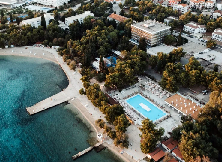 Hotel Imperial jest położony tuż nad Adriatykiem w miasteczku Vodice w Dalmacji