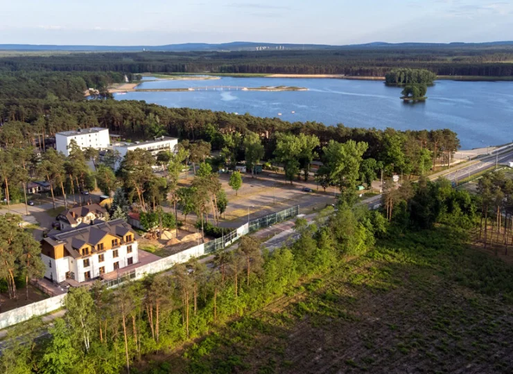 Hotel jest otoczony zielenią i znajduje się blisko jeziora