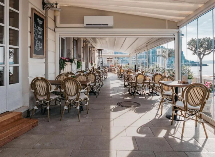 Hotelowa restauracja znajduje się nad brzegiem morza
