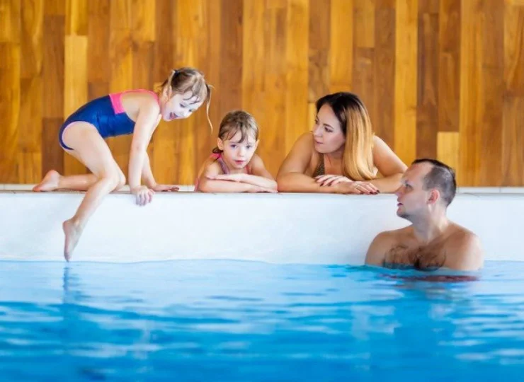 Strefa relaksu obejmuje basen, jacuzzi oraz saunę