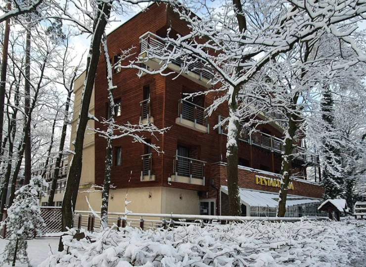 Hotel Mościcki jest położony w Spale w centralnej Polsce w otoczeniu lasów