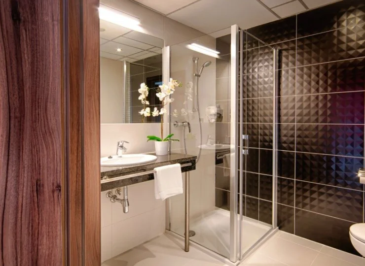 W nowoczesnej łazience znajduje się kabina prysznicowa