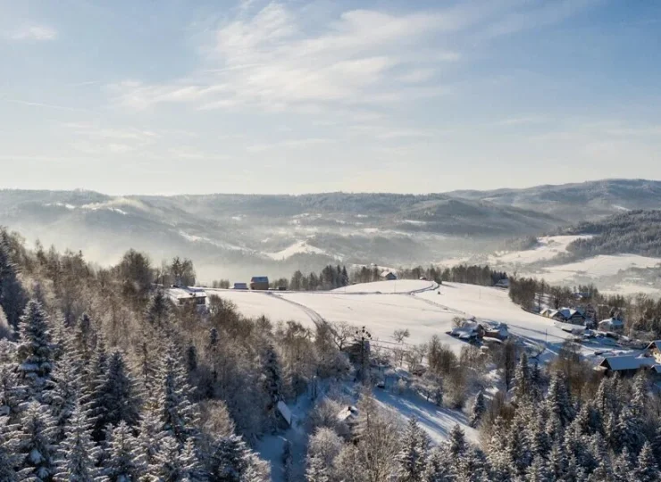 Hotel Country Club & Domki znajduje się w atrakcyjnym zimą Beskidzie Żywieckim