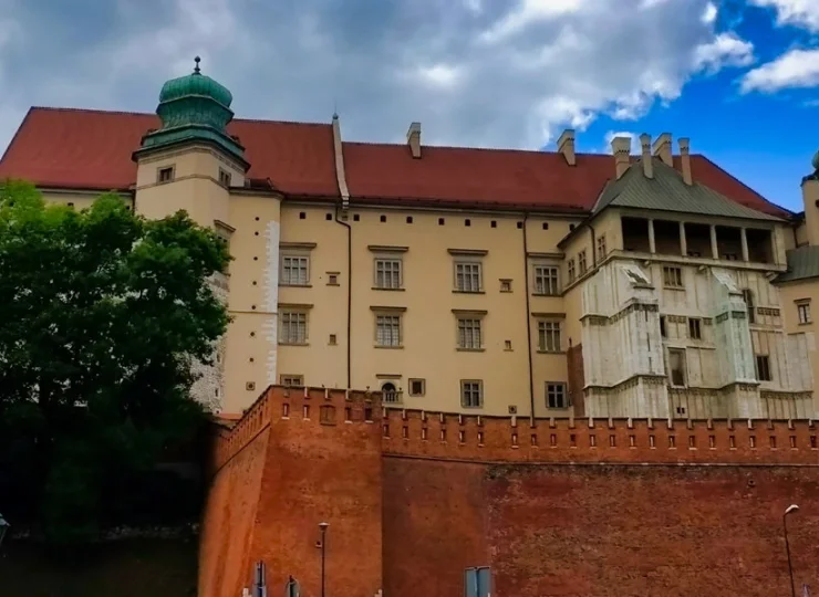 Kilkuminutowy spacer Plantami doprowadzi na Wawel