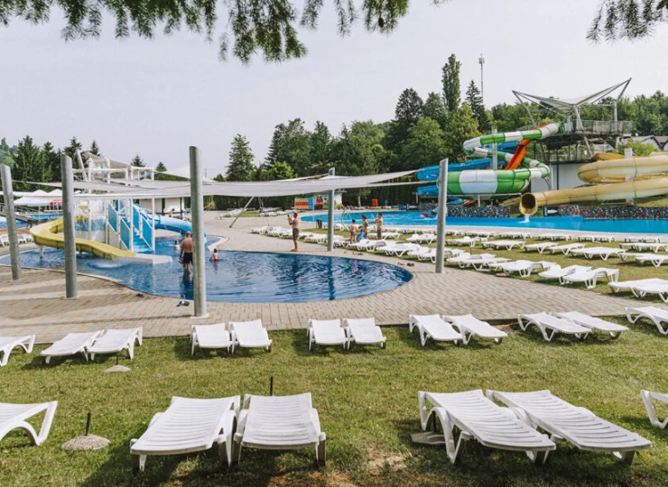 Aquapark posiada liczne wodne atrakcje i leżaki do kąpieli słonecznych