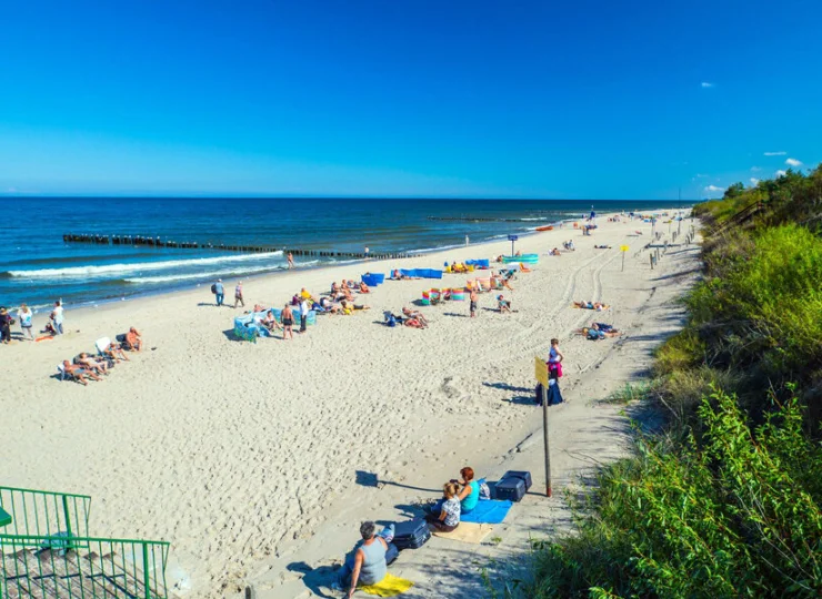 Tutejsza plaża jest piaszczysta i niezatłoczona