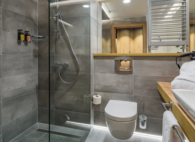 Łazienka LUX wyposażona w przestronna kabinę prysznicową walk in
