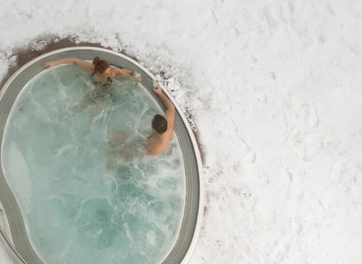 Zimą atrakcyjna jest także kąpiel w zewnętrznym jacuzzi