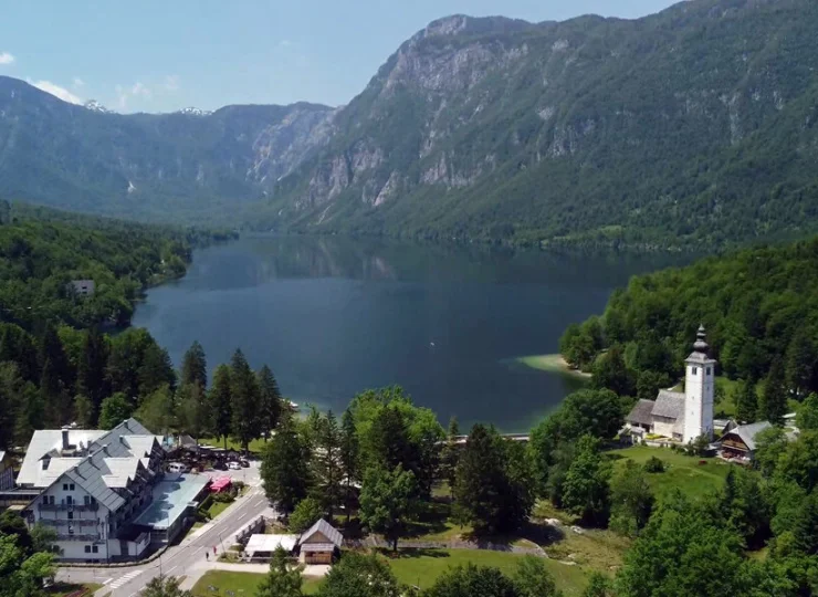 Hotel Jezero leży 50 metrów od brzegu jeziora Bohinj