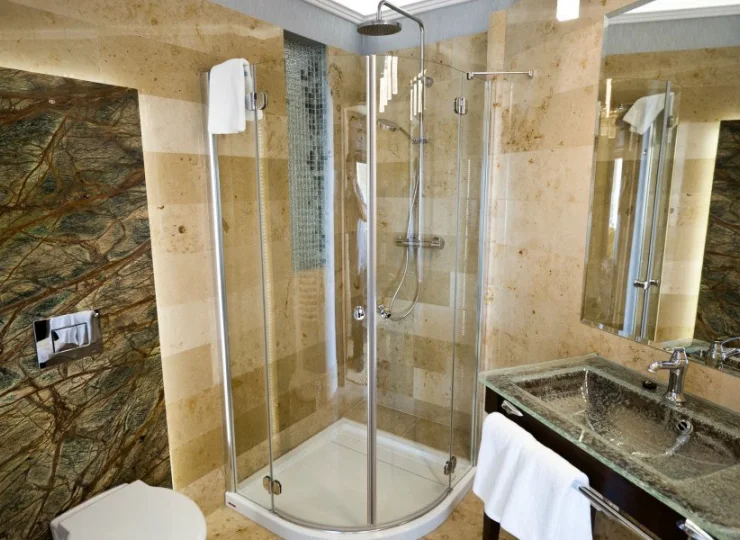 Łazienki posiadają kabinę prysznicową, suszarkę, zestaw ręczników i kosmetyków