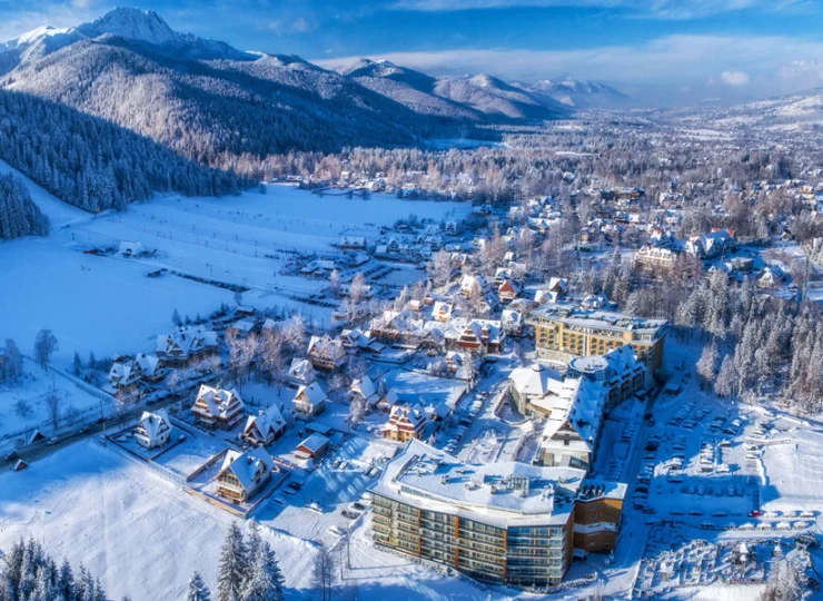 Czterogwiazdkowy hotel mieści się u podnóża góry Nosal i ośrodka narciarskiego