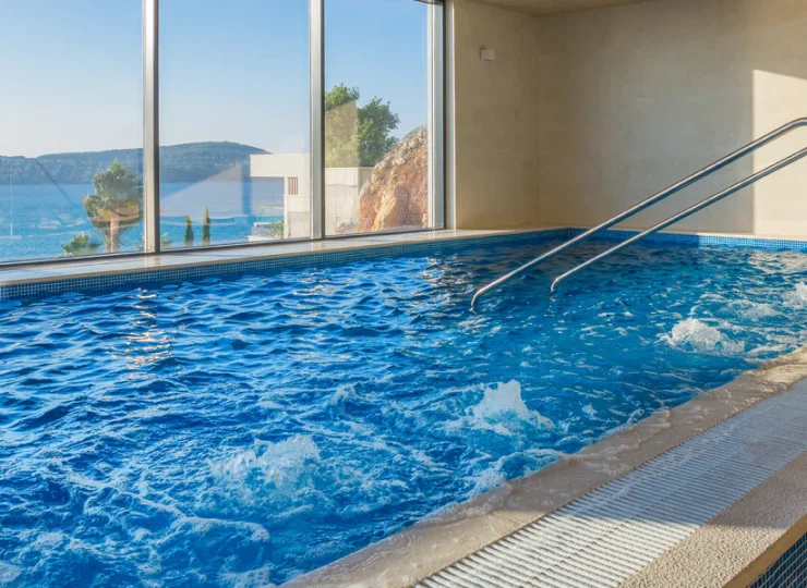 Hotel oferuje cudowne adriatyckie widoki także z krytego basenu