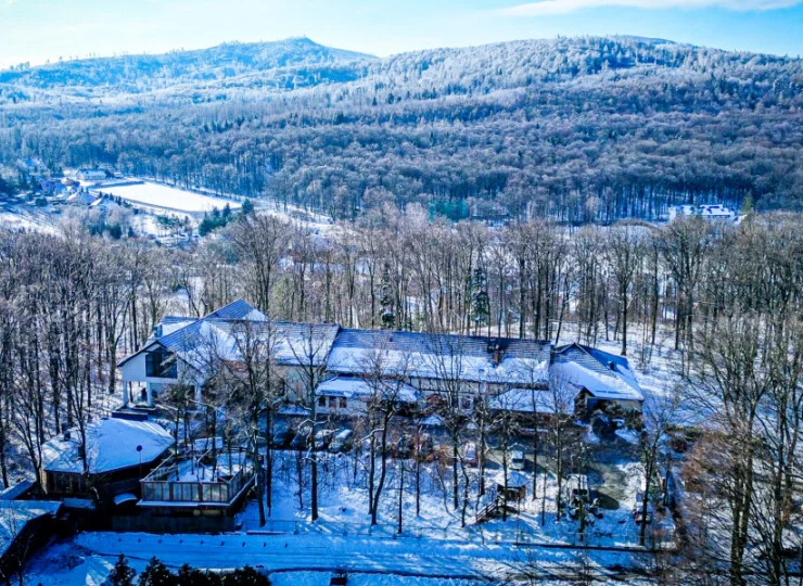 Hotel Dębowe Wzgórze w zimowej scenerii
