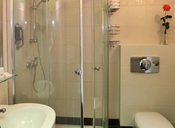 W łazienkach z prysznicem są również ręczniki i kosmetyki hotelowe